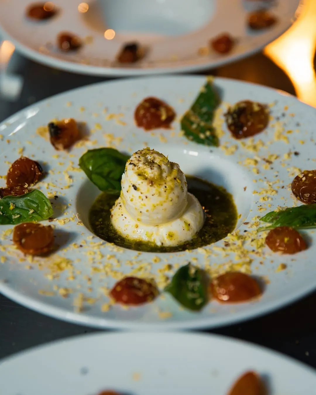 Burrata con tomates cherry horneados a leña
