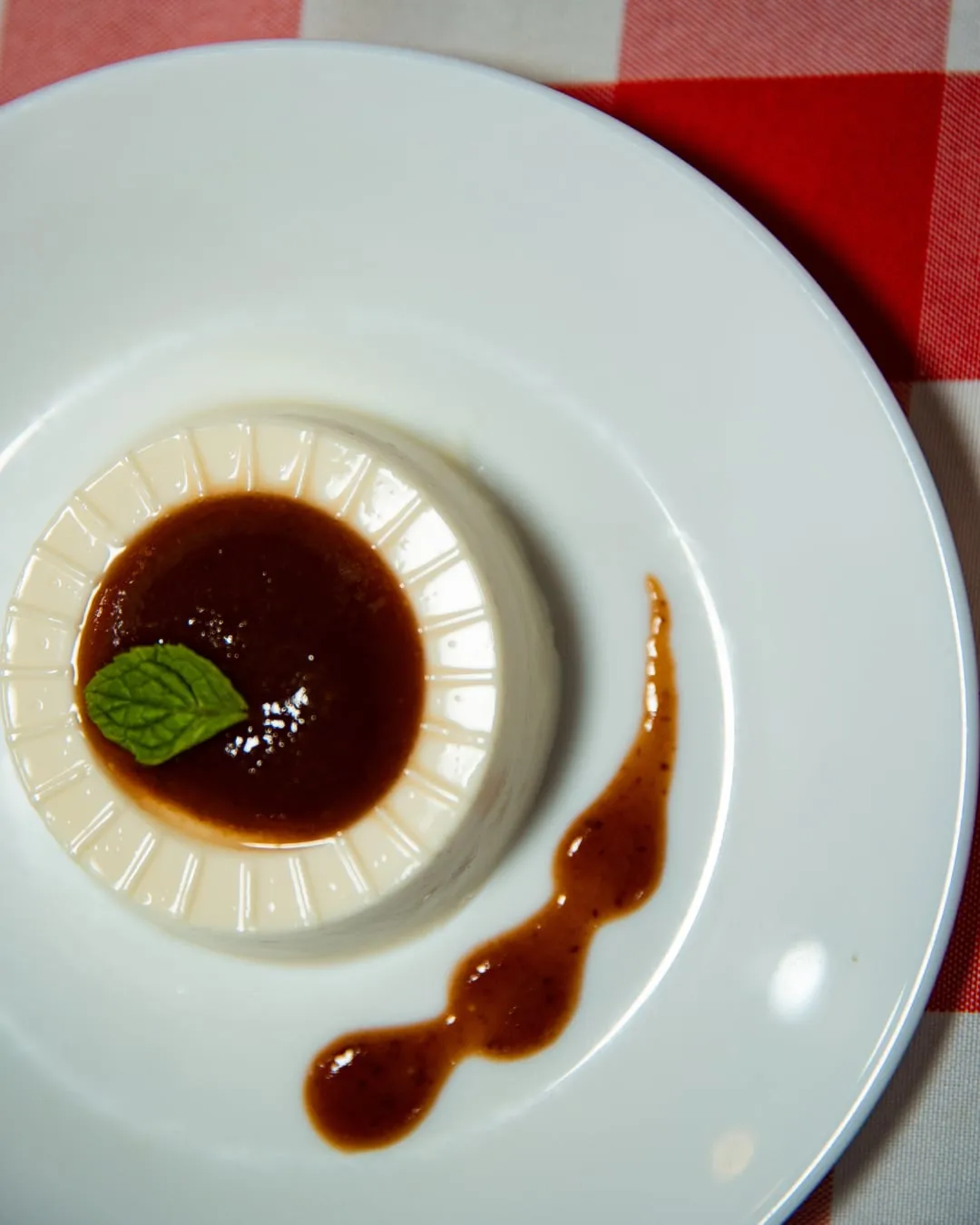 Panna cotta servida con el sirope del día