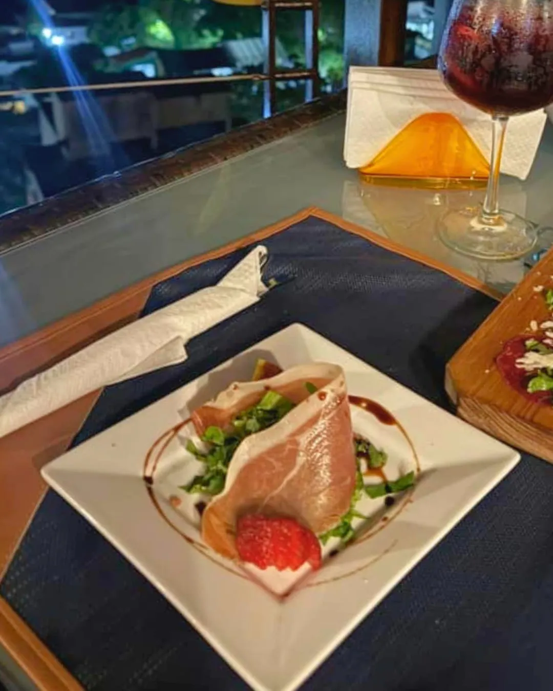 Ensalada de prosciutto, rúcula, fresas e higos