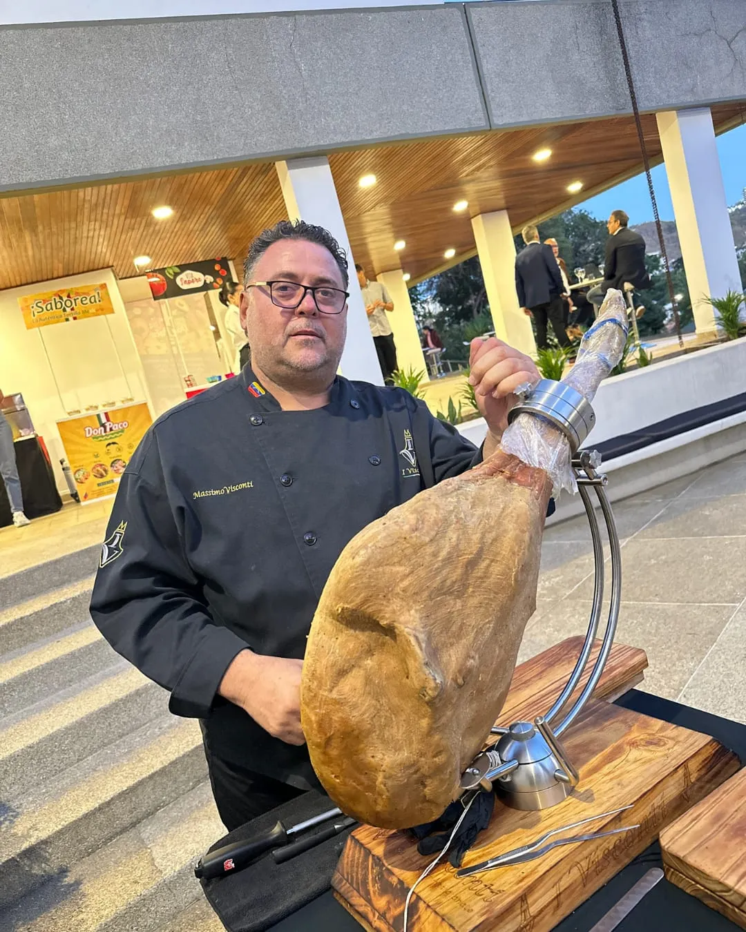 Massimo Visconti y una pierna de jamón serrano