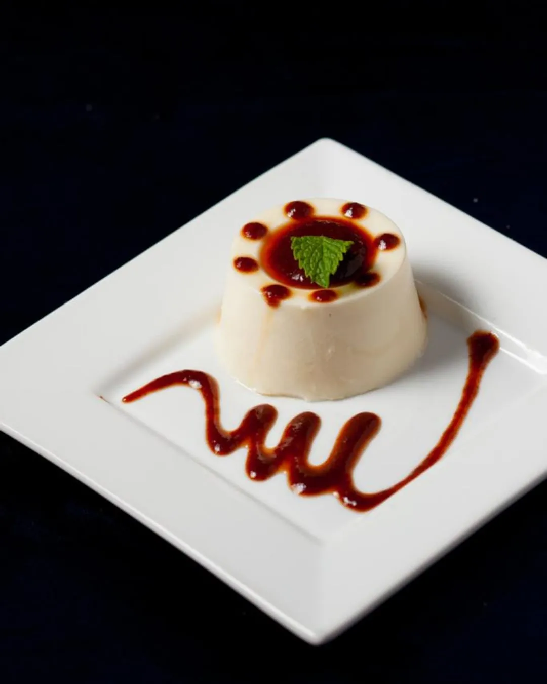 Panna cotta servida con el sirope del día